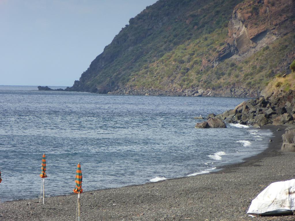 Villa Ginestra Sulla Spiaggia Di Стромболи Стая снимка