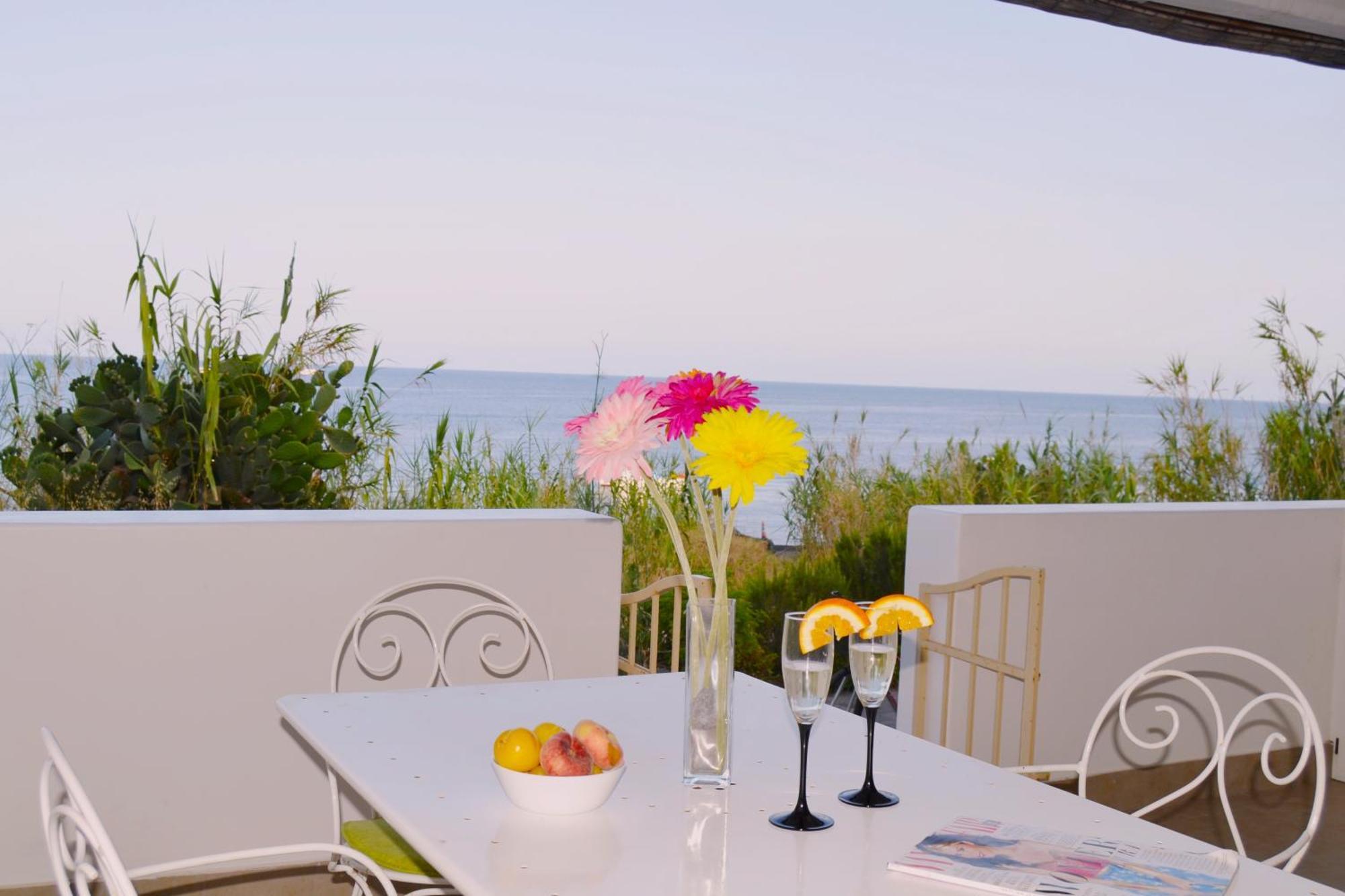 Villa Ginestra Sulla Spiaggia Di Стромболи Екстериор снимка