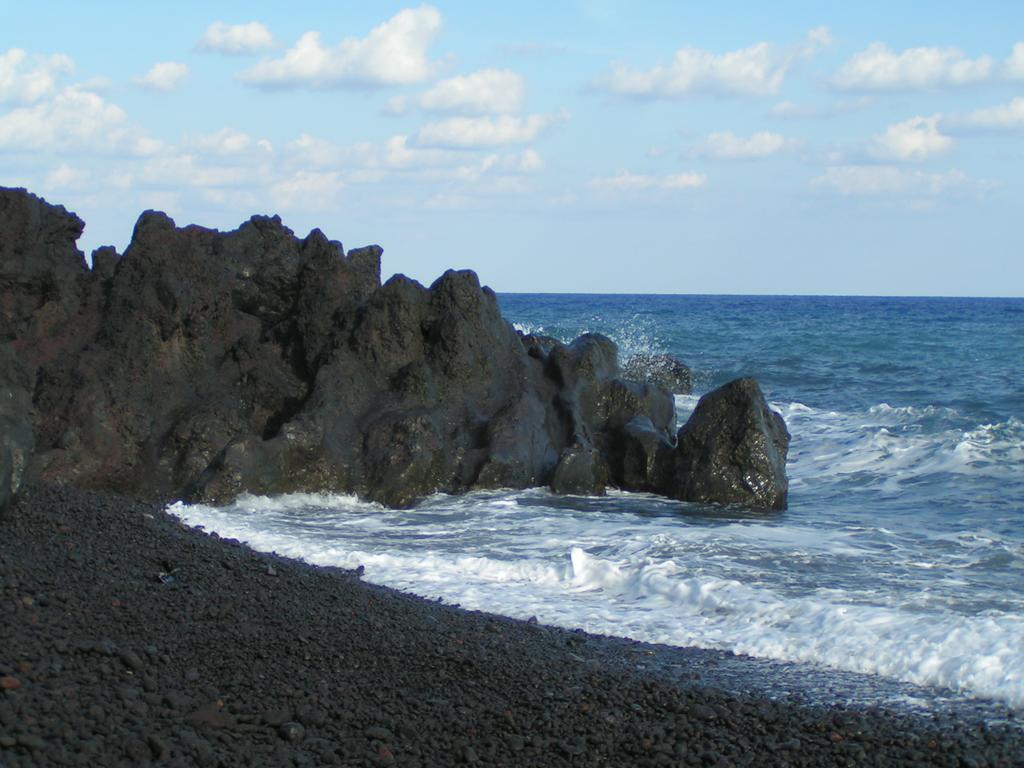 Villa Ginestra Sulla Spiaggia Di Стромболи Стая снимка